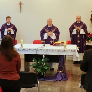 Biskup Gorski u sjedištu HBK predslavio misu za žrtve pandemije i rata te mir u Ukrajini